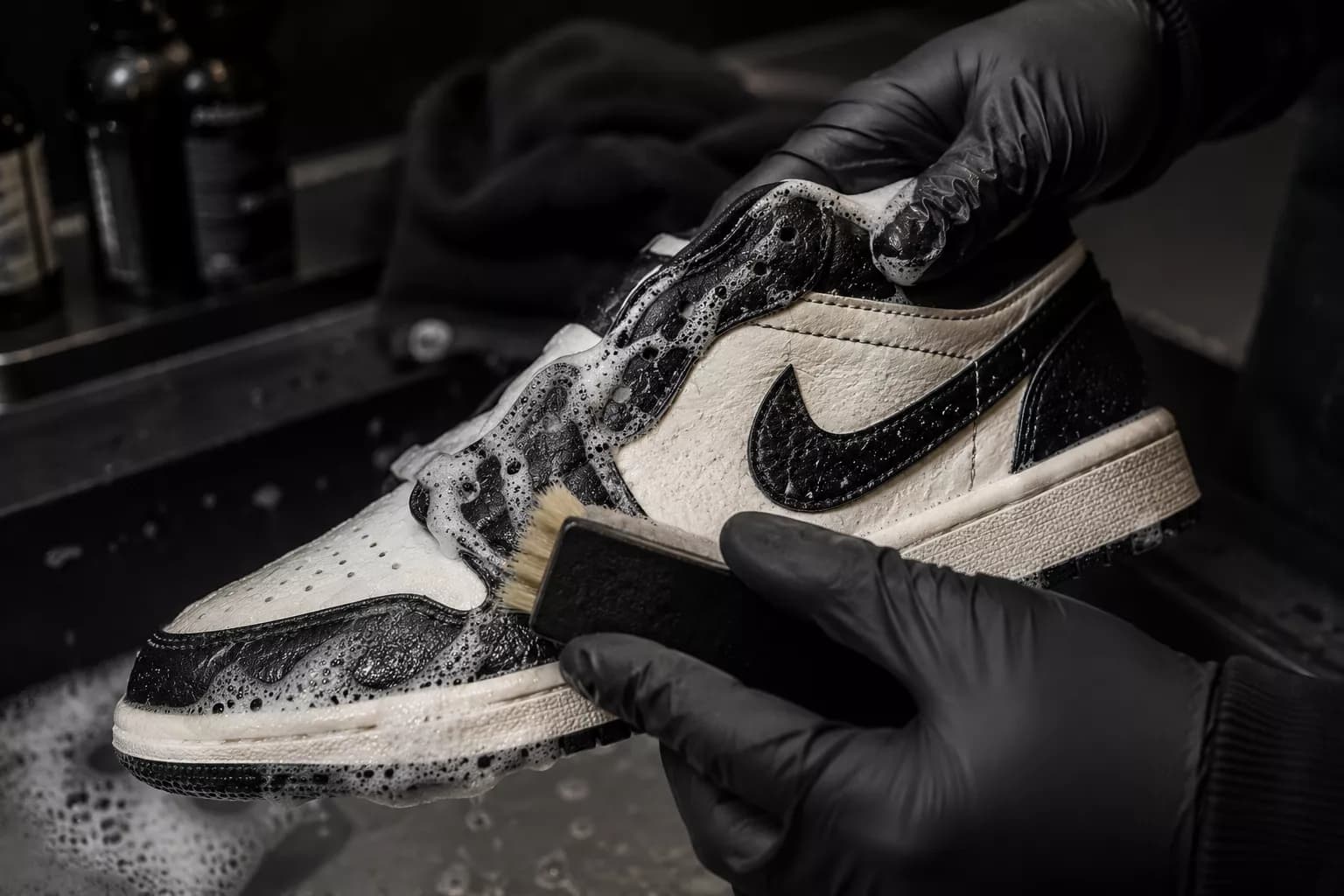 Primeira etapa técnica de limpeza profunda em sneaker da STEP