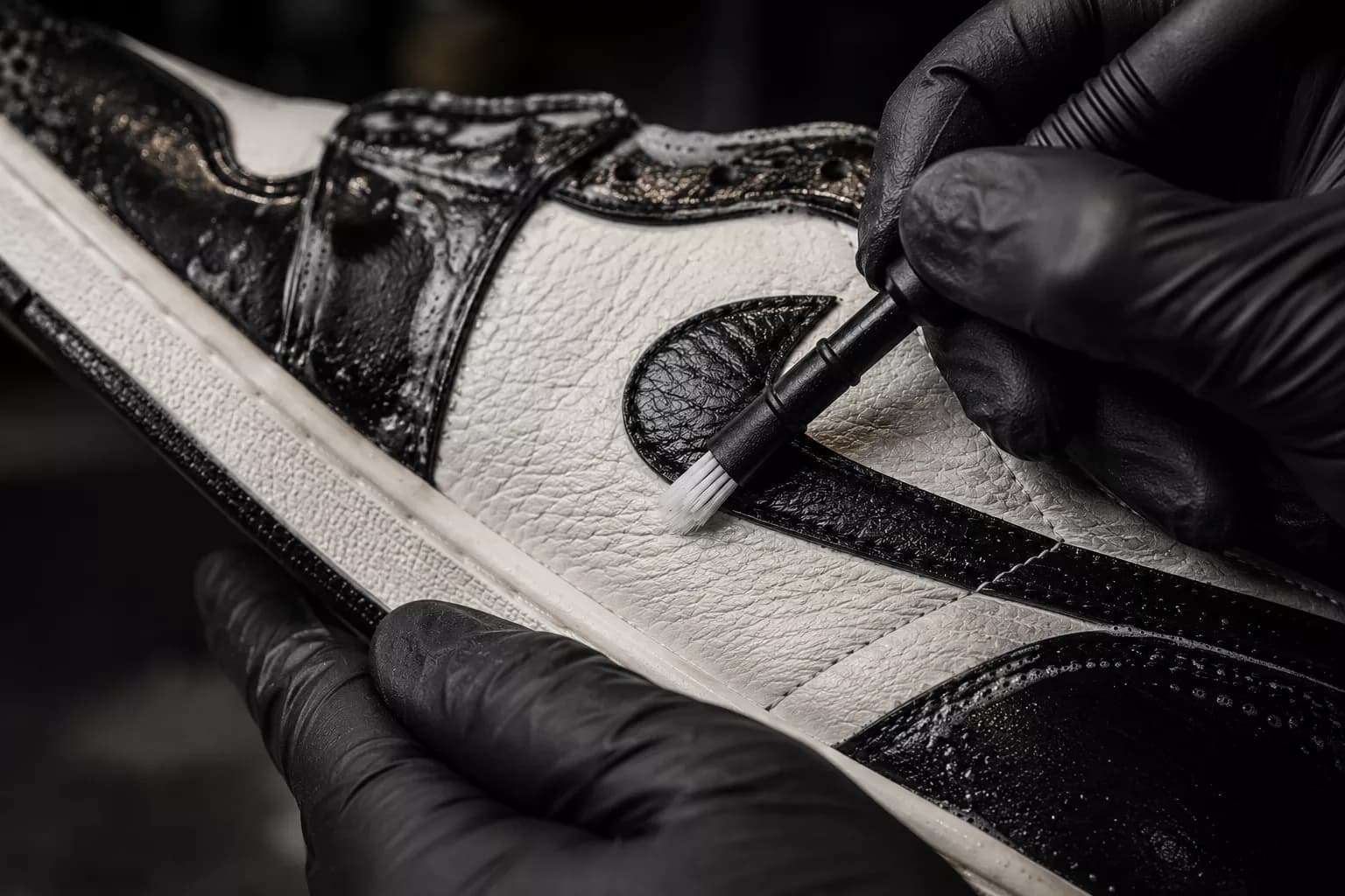 Segunda etapa do processo da STEP com limpeza detalhada do sneaker
